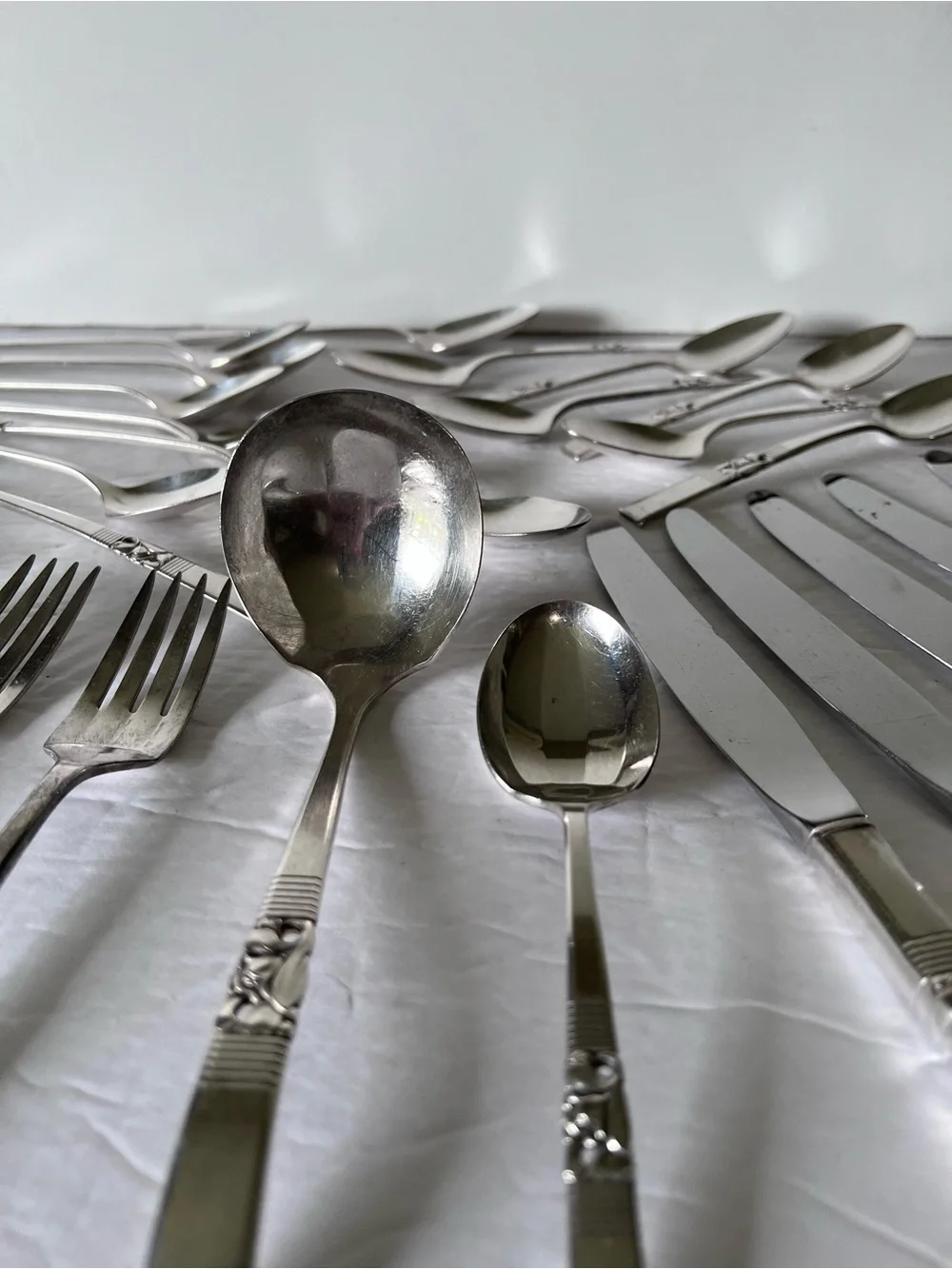 VTG Oneida Community Plate Flatware 34 Pcs Morning Star Pattern MCM Cutout 3D